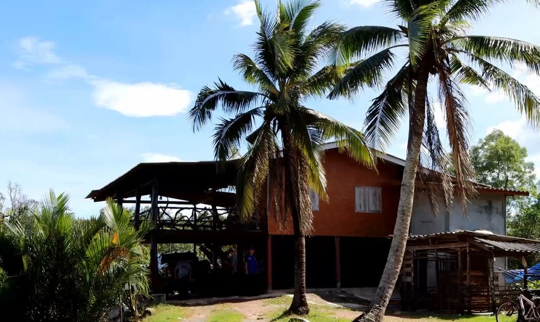 คว้าน้ำเหลว! ตร.บุกจับพ่อค้ายา เจอปล่อยสุนัขพิตบูลขวาง ก่อนขับสปีดโบ๊ทหนี