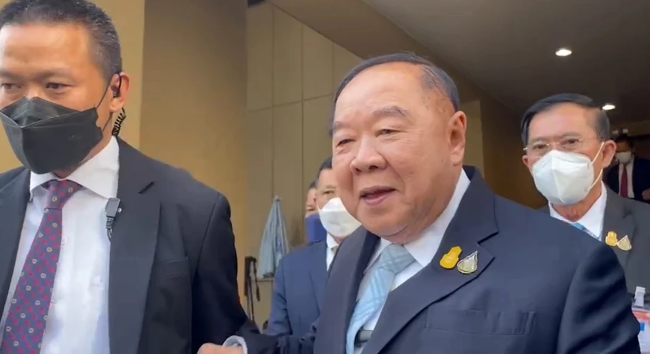 โชว์นิ่ง! "บิ๊กป้อม" อารมณ์ดียักคิ้วให้สื่อ อุบตอบปม "มิ่งขวัญ" ลาออก