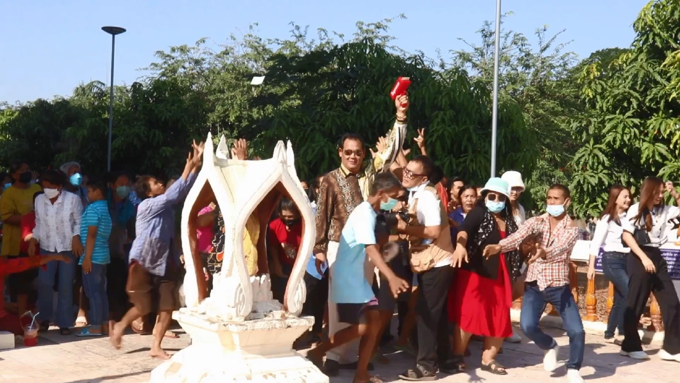 วัดแทบแตก! ลุงนาคโปรยทานงานบวชหลานชายกว่า 1 แสนบาท