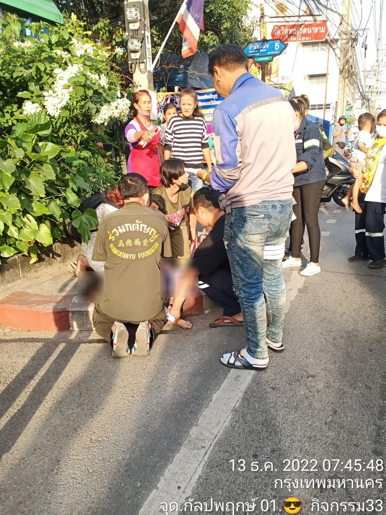 แม่ขี่ จยย. พาลูกสาวไปส่ง รร. เกิดเสียหลักล้ม รถเมล์วิ่งสวนมาทับหนูน้อยดับ