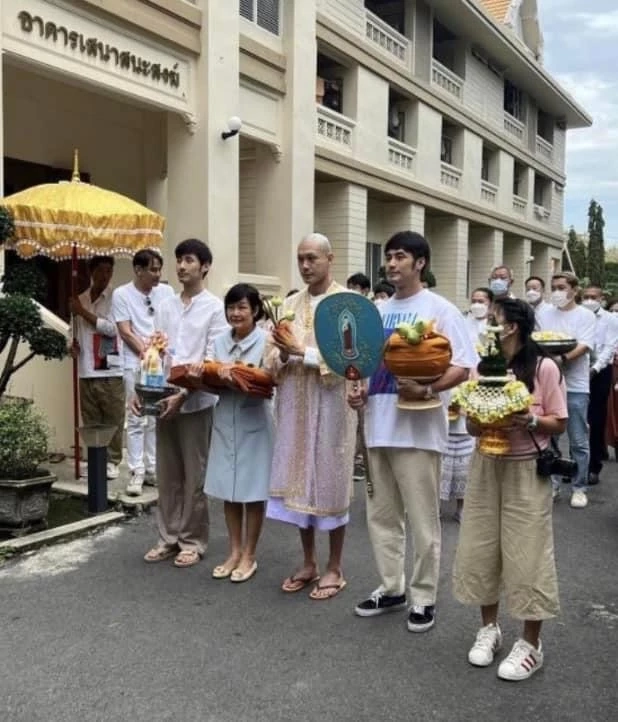 คุณแม่อิ่มบุญ “หน่องธนา” เข้าพิธีอุปสมบทเรียบง่ายได้รับฉายา โสภณธโน