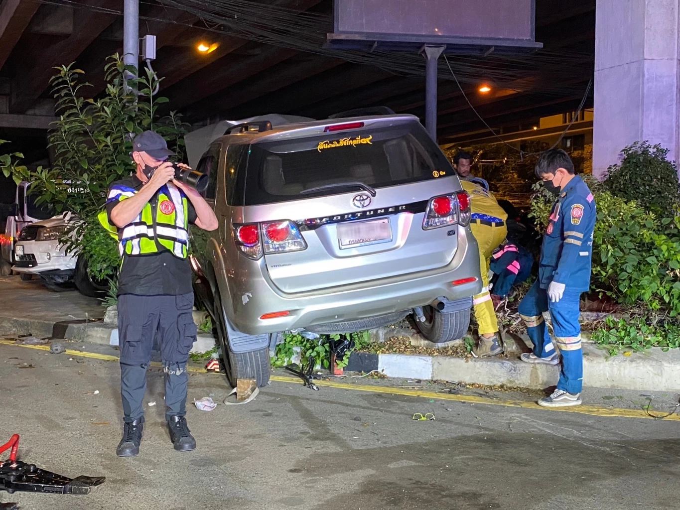 ลุงขี่วินจักรยานยนต์ ฝ่าไฟแดง ถูกรถยนต์ชน อย่างยัง ดับอนาถใต้ท้องรถ