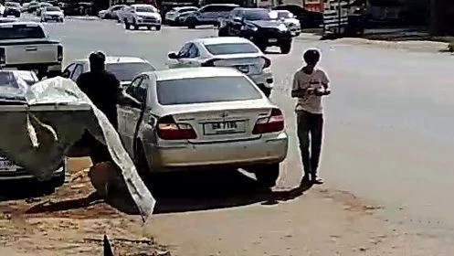 ผวาทั้งตลาด! แก๊งเงินกู้บุกตบลูกจ้างร้านขายผัก แม่ค้าเชื่อทำร้ายผิดตัว