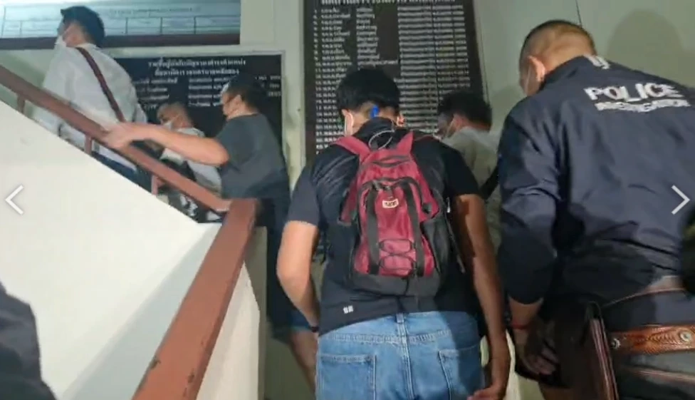 ตร.คุมตัวพ่อค้าพริกปืนดุมา สน.หลักสอง