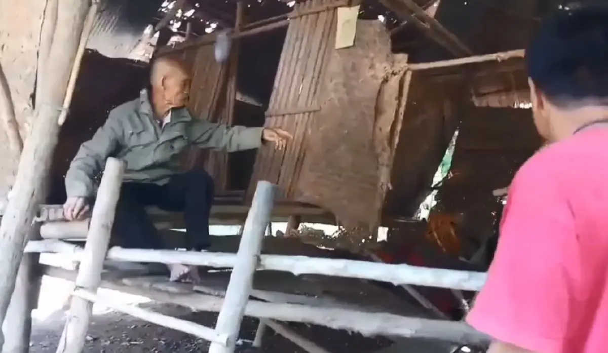 สุดเวทนา ชายชราวัย 83 ปี อาศัยอยู่เพียงลำพัง ในกระต๊อบทรุดโทรม