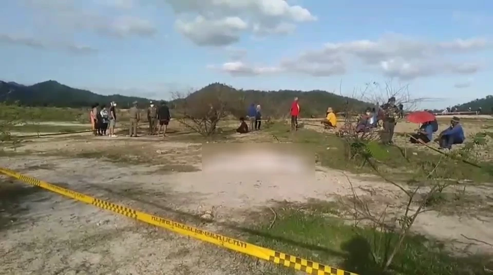 ผงะ! ศพชายถูกยิงศรีษะนอนจมกองเลือด พบยาบ้าตกเกลื่อน คาดถูกลวงมาสังหาร