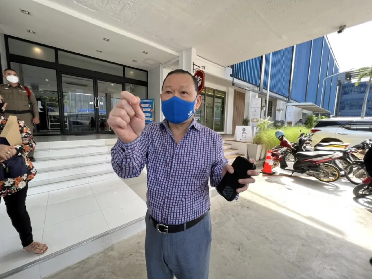 นายสันธนะ ประยูรรัตน์ อดีตนายตำรวจสันติบาล 