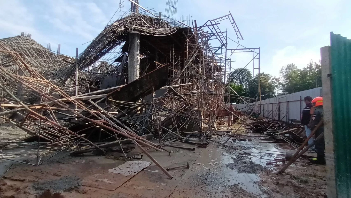 ตึกการไฟฟ้าส่วนภูมิภาคเขต 2 ถล่ม ทับคนงานก่อสร้างดับ 1 เจ็บ 1 ราย