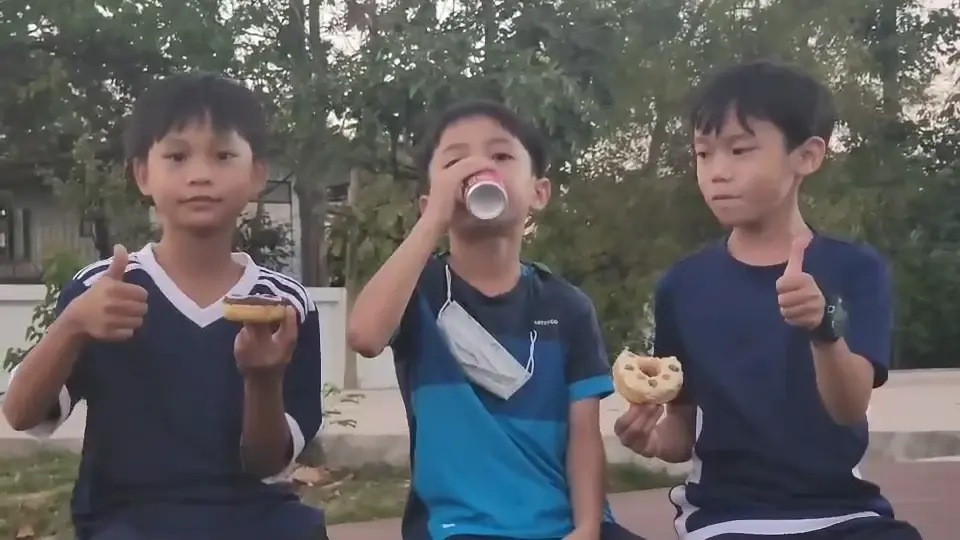 ชื่นชม ชายชาวอังกฤษ ชวนเด็กไทยเก็บขยะปลูกจิตสำนึกรักษ์โลก