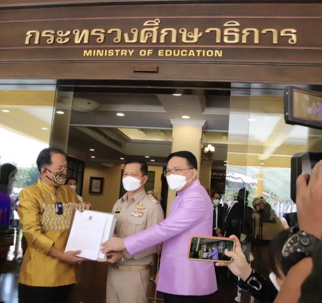 "พี่ศรี" ซัด "ครูสาว" ผิดจริยธรรมร้ายแรง บูลลี่ "ป๋าเปรม" ชี้กระทบสถาบันฯ
