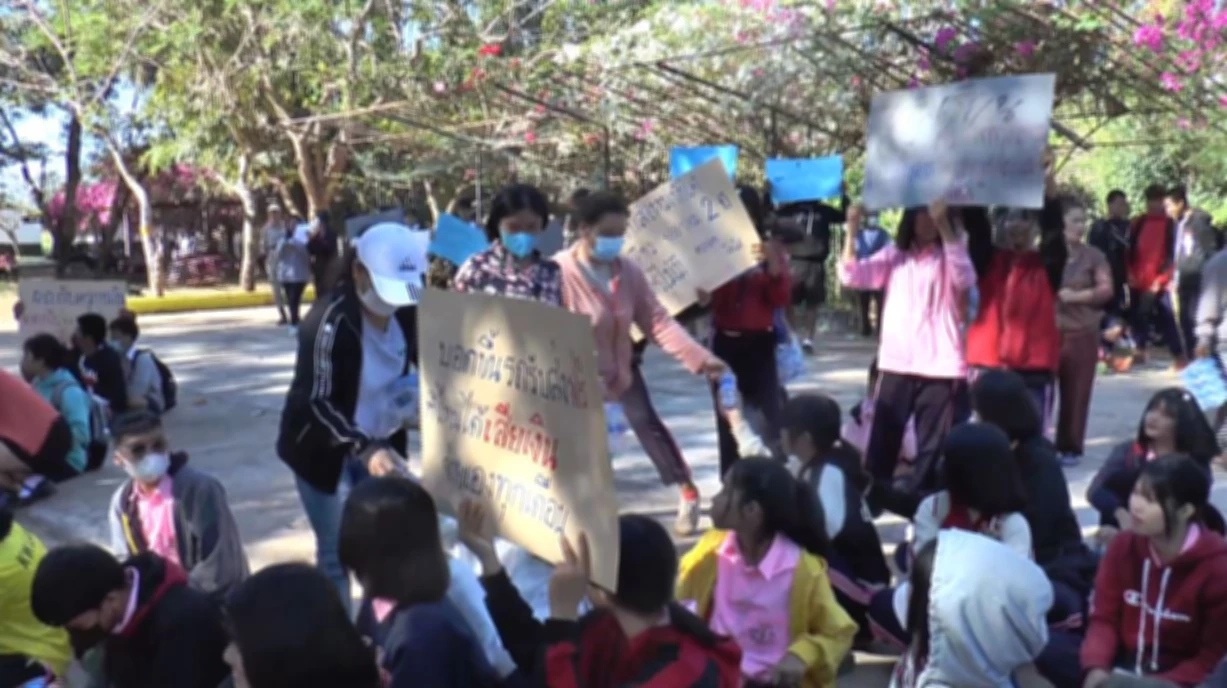 นักเรียนประท้วงไล่ ผอ.โรงเรียน จ.นครพนม ส่อทุจริตทุนยากจน 2 ล้านบาท