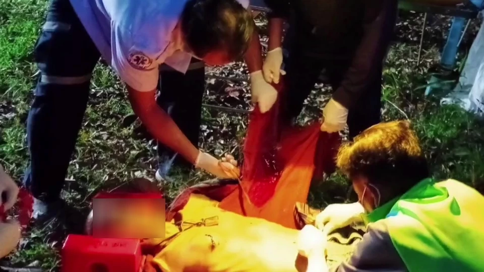 เจ้าหน้าที่ช่วยยื้อชีวิตก่อนนำส่งร.พ.สุดท้ายทนพิษบาดแผลไว้ไหวดับ