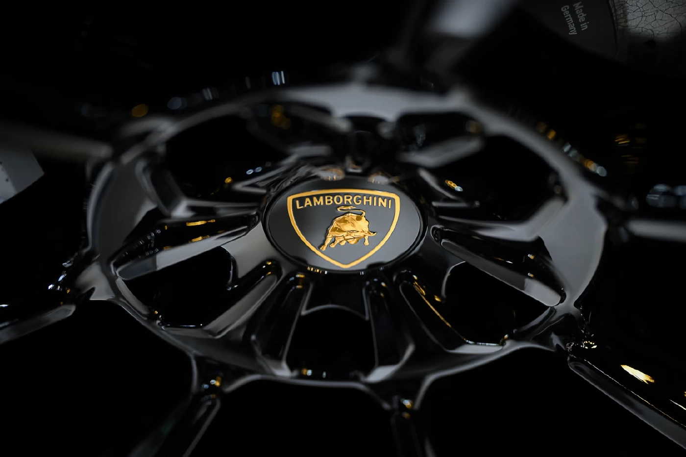 เรนาสโซ มอเตอร์ เผยโฉมซูเปอร์เอสยูวี  "Lamborghini Urus Performante"