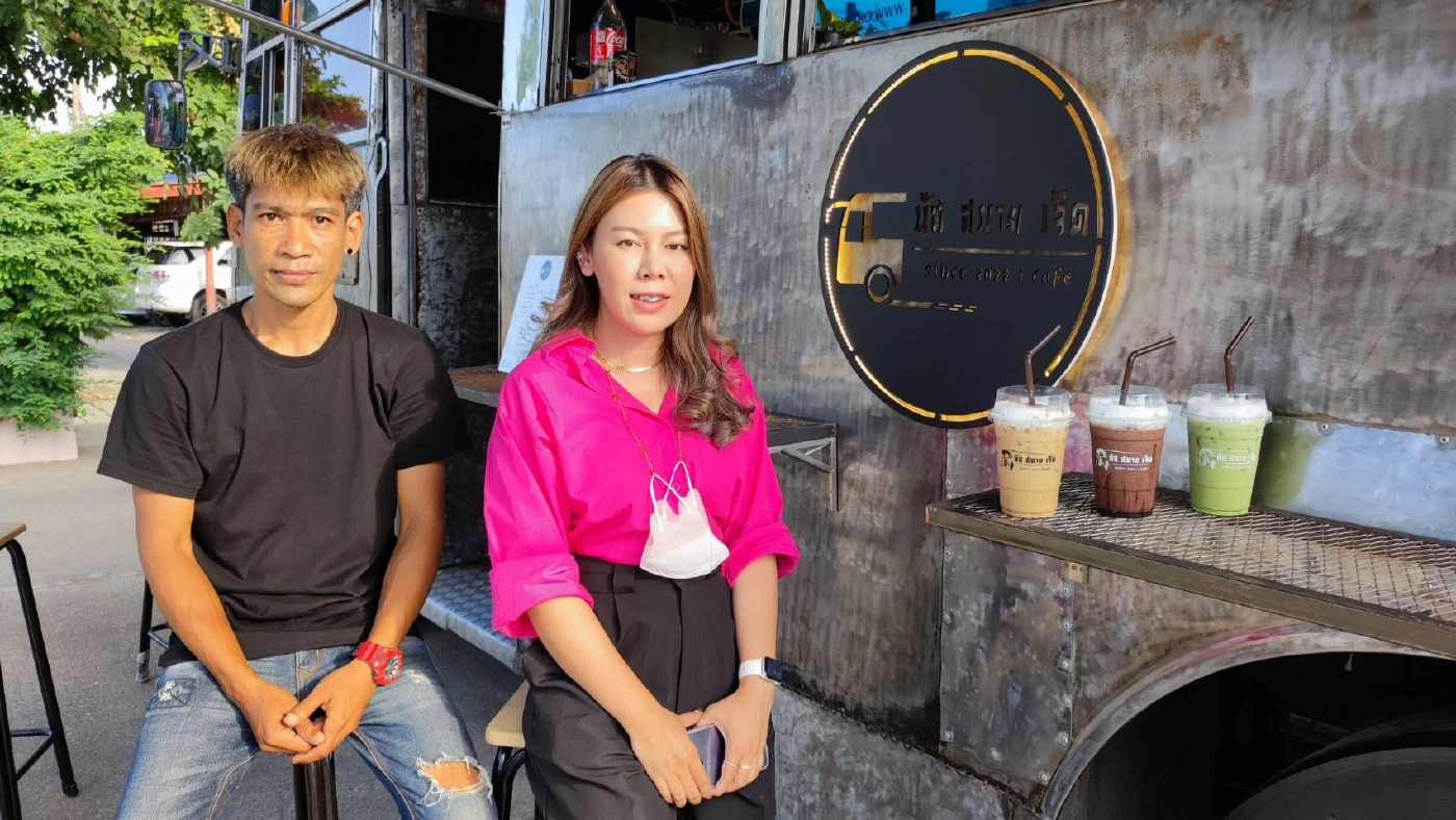 คาเฟ่รถเมล์เก่า ย้อนอดีต ลิ้มรสกาแฟดัง อ.สามโคก ต้องไปลอง(โหน)สักครั้ง