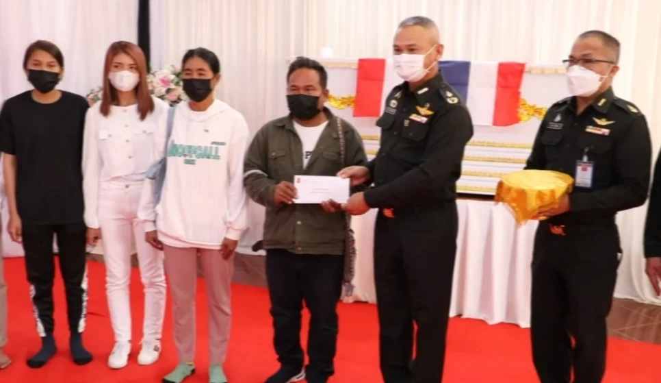 กองทัพมอบเงินช่วยเหลือครอบครัว พลทหาร สิทธิพงศ์ หงษ์ทอง 