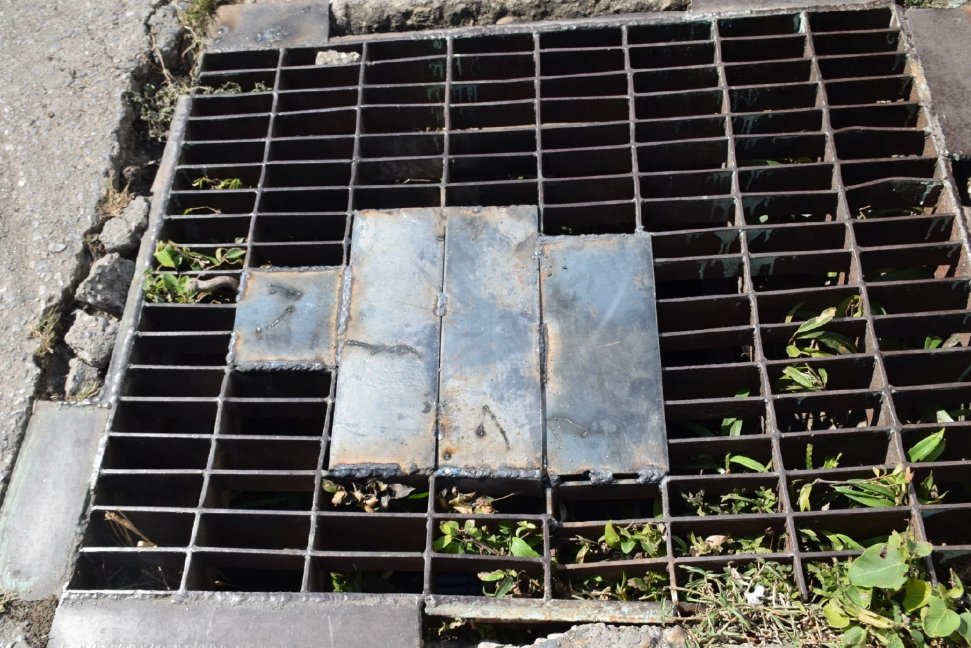 สภาพฝาท่อระบายน้ำที่เกิดเหตุหลังได้รับการซ่อมแซม