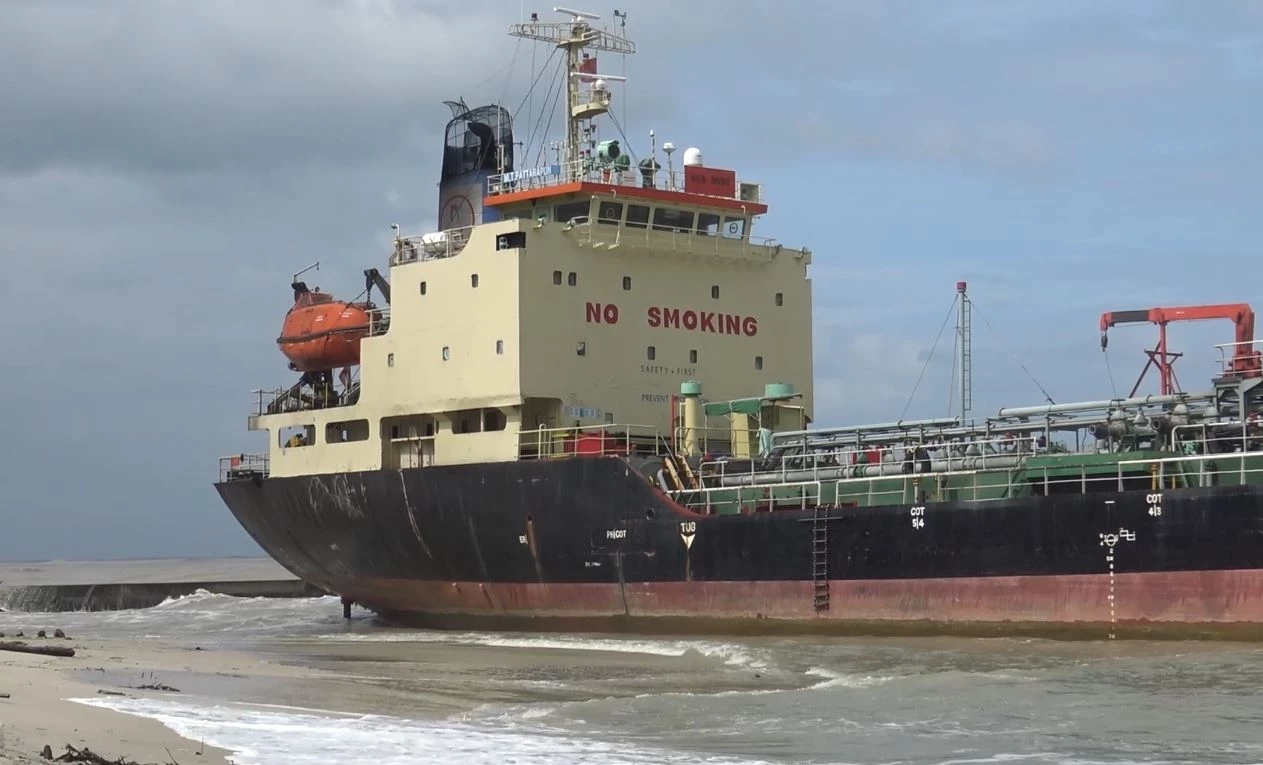 ชาวบ้านแห่ถ่ายรูป เรือบรรทุกน้ำมันเกยหาด คาดกู้เรือออกจากฝั่งได้ปีหน้า