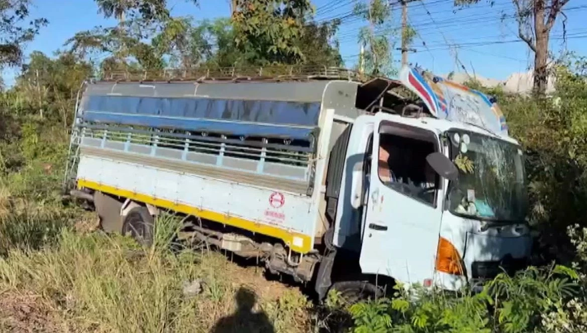 คนขับหลับใน! รถ 6 ล้อ รับส่งนักเรียน เสียหลักพุ่งตกข้างทาง บาดเจ็บกว่า 10 คน