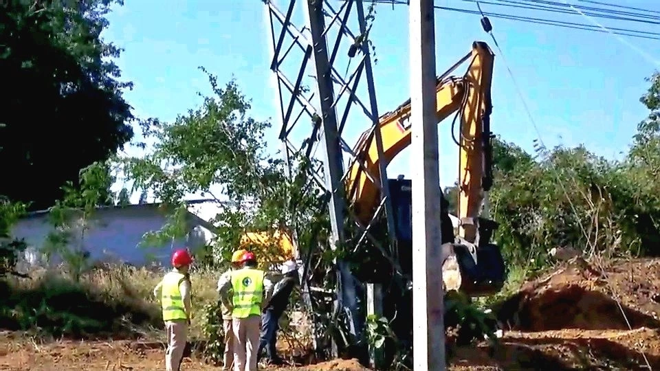 หวาดเสียว! โจรขโมยน็อตเสาไฟฟ้าแรงสูง 20 ต้น จนท.เร่งแก้ไข หวั่นกระทบวงกว้าง