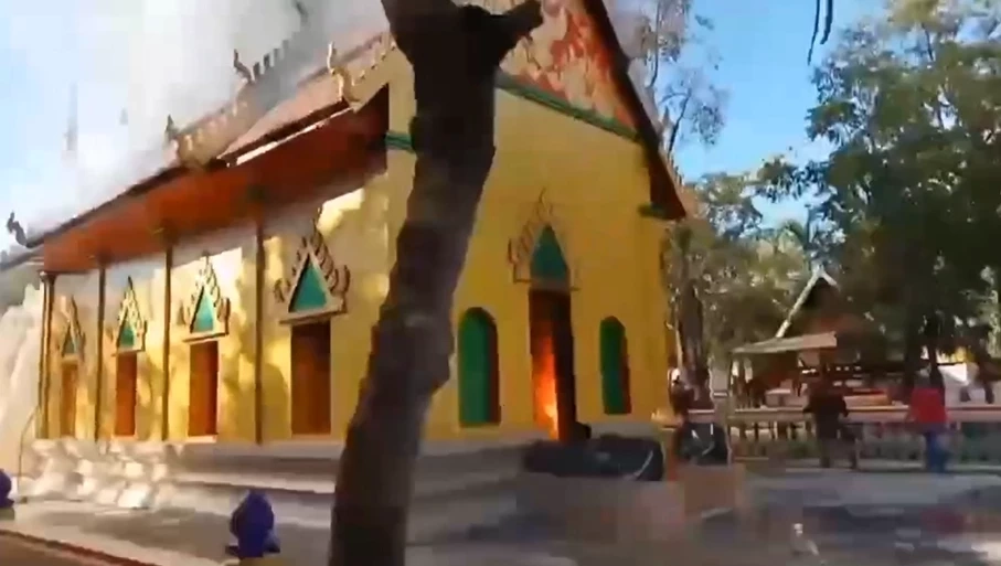 ระทึก! ไฟไหม้โบสถ์วัดเก่าแก่ที่โคราช ชาวบ้านมุงดูตาละห้อย (มีคลิป)