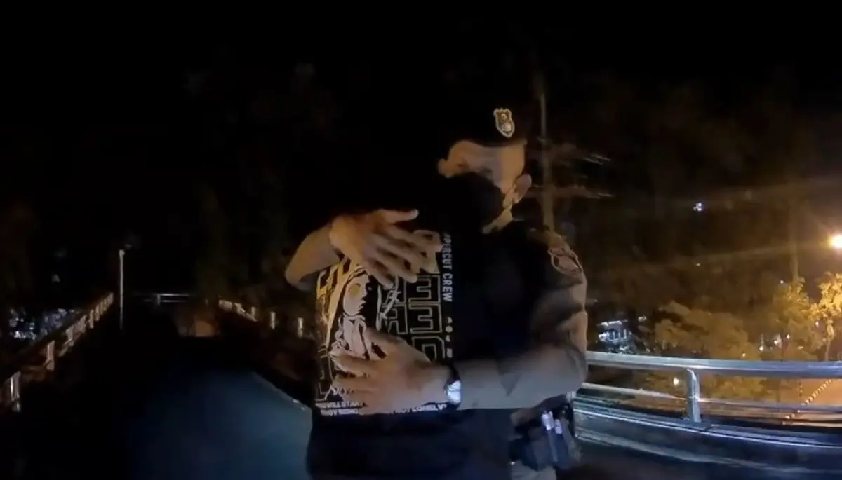 นาทีชีวิต! ตำรวจสวมบท "พ่อ" เกลี้ยกล่อมนักศึกษาคิดสั้น จนยอมเปลี่ยนใจ