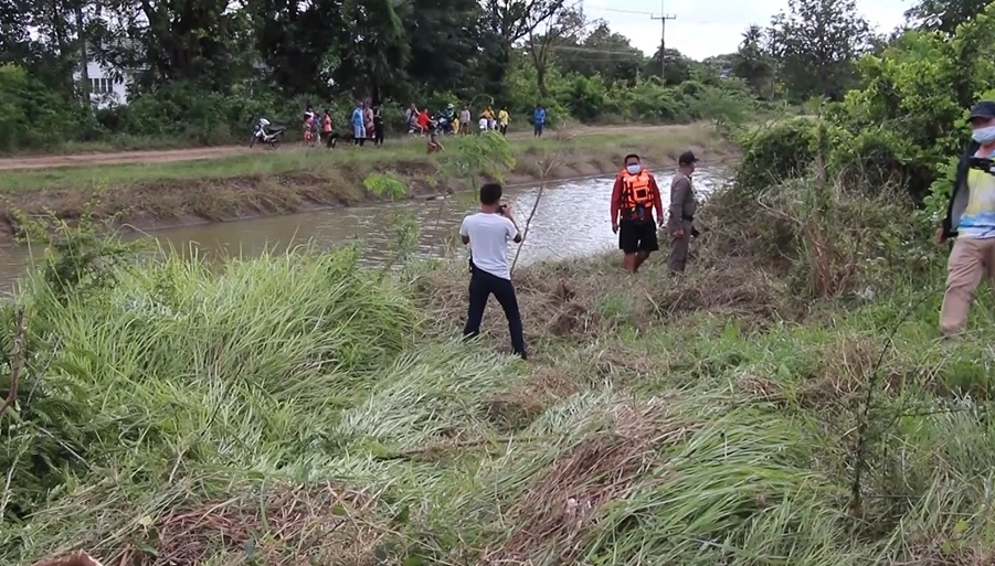 ระทึก ปลัดสาวขับรถพุ่งตกคลองจมมิดทั้งคัน ใช้เหล็กทุบกระจกรอดตายหวุดหวิด