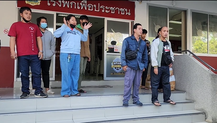 กลุ่มเพื่อนผู้ก่อเหตุที่มาให้กำลังใจผู้ต้องหา