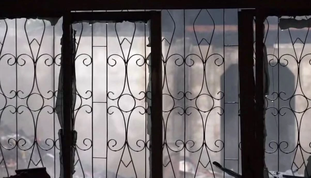 สะเทือนใจ! เพื่อนบ้านเล่านาที แม่พยายามฝ่ากองเพลิงไปช่วยลูก แต่ถูกห้ามไว้