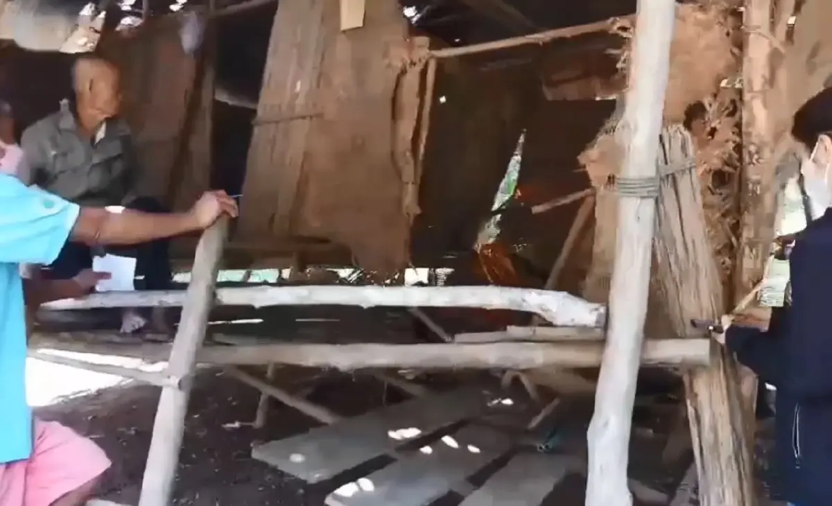 สุดเวทนา ชายชราวัย 83 ปี อาศัยอยู่เพียงลำพัง ในกระต๊อบทรุดโทรม