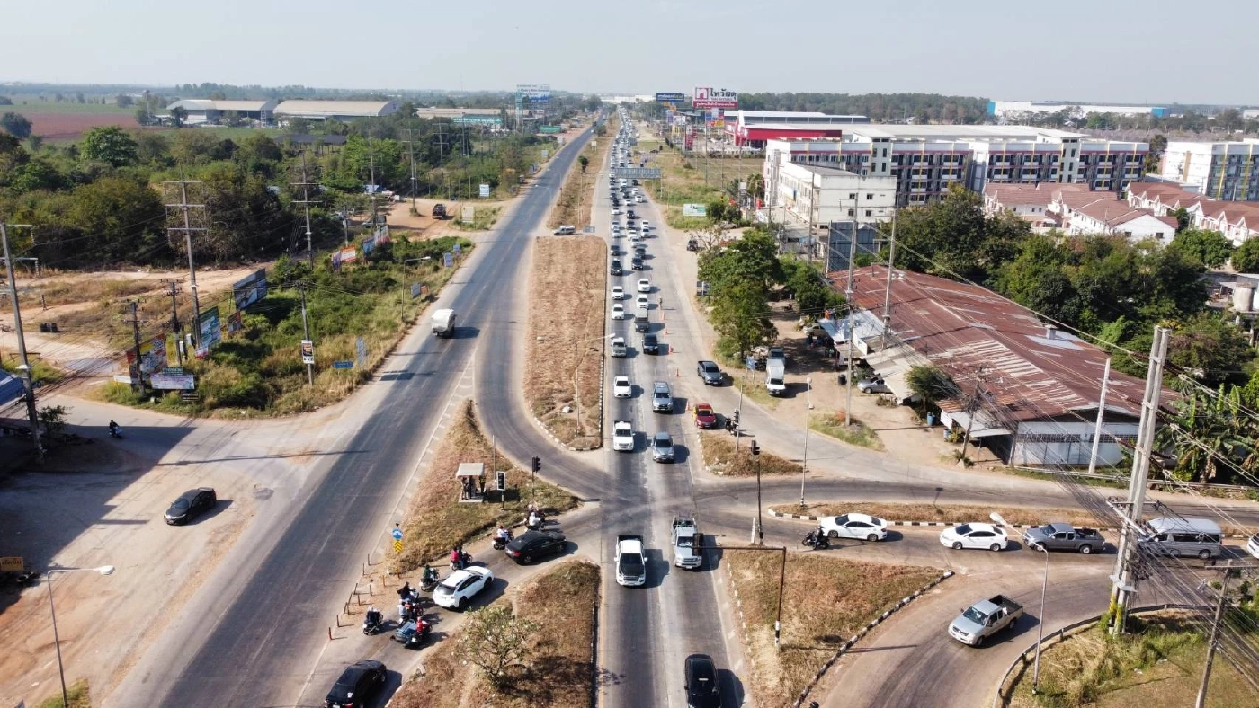 ถนนสาย 304 หนาแน่น ปชช. เดินทางกลับภูมิลำเนา รถติดสะสม 5 กม.