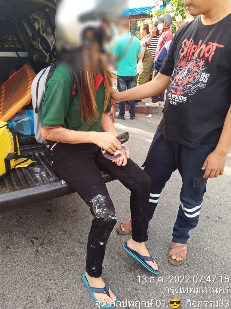 แม่ขี่ จยย. พาลูกสาวไปส่ง รร. เกิดเสียหลักล้ม รถเมล์วิ่งสวนมาทับหนูน้อยดับ