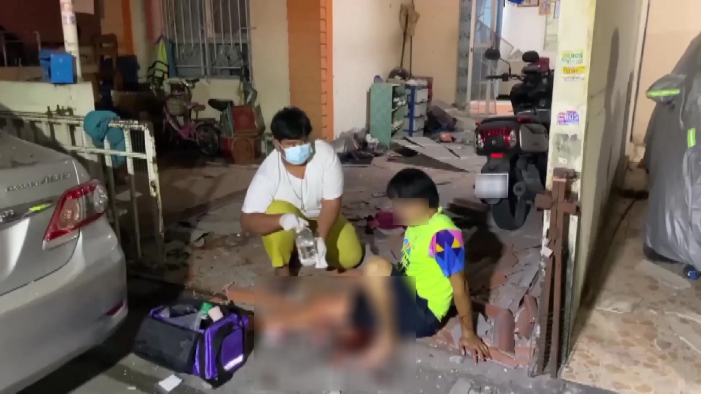 ผู้บาดเจ็บยันไม่เคยมีเรื่องหรือมีปัญหากับใคร หลัง 2 วัยรุ่นขี่จักรยานยนต์ขว้างระเบิดใส่บ้านพังเสียหาย