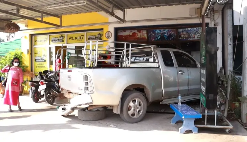 แค่กรึ่ม ๆ ตาวัย 74 ปี ดื่มฉลองปีใหม่ ซิ่งกระบะชนรวด 3 คันก่อนพุ่งเข้าร้านเกม