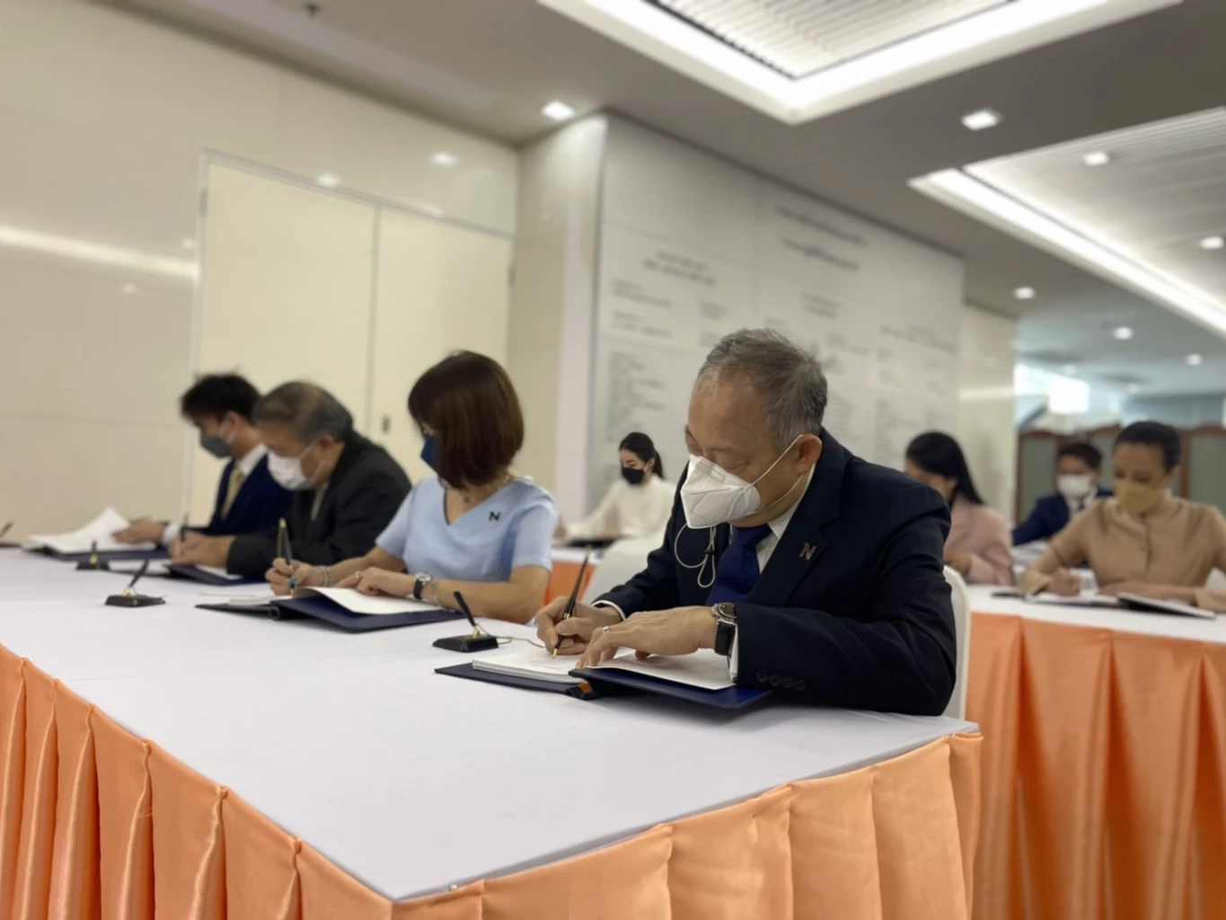 ผู้บริหารเนชั่นกรุ๊ป พร้อมด้วยผู้ประกาศข่าวเนชั่นทีวี ร่วมลงนามถวายพระพร เจ้าฟ้าพัชรกิติยาภาฯ ให้ทรงหายจากพระอาการประชวร