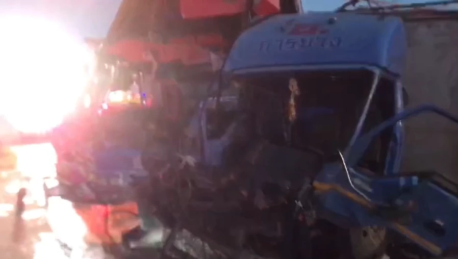 ระทึก! รถบัสทัศนศึกษา เจอรถแห่กลับรถตัดหน้า พุ่งชนยับ นร.เจ็บอื้อ (มีคลิป)