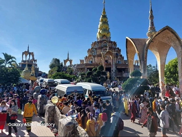 ทะลักล้น! แรงงานเมียนม่านับหมื่นคน แห่เที่ยว "วัดผาซ่อนแก้ว" ช่วงปีใหม่