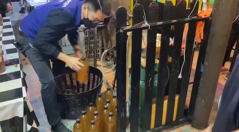บุกจับร้านเหล้า "ครัวบ้านท่อม" ต้มน้ำกระท่อม 4 คูณ 100 ขายขาโจ๋เพียบ