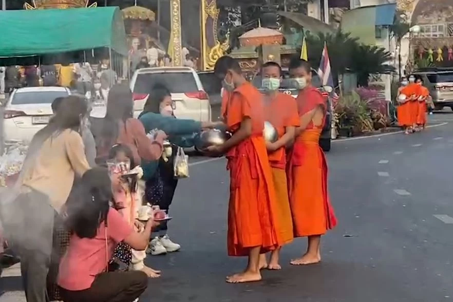 นทท.ทำบุญตักบาตรวันสิ้นปี กราบไหว้สักการะ "ครูบาศรีวิชัย" คึกคัก