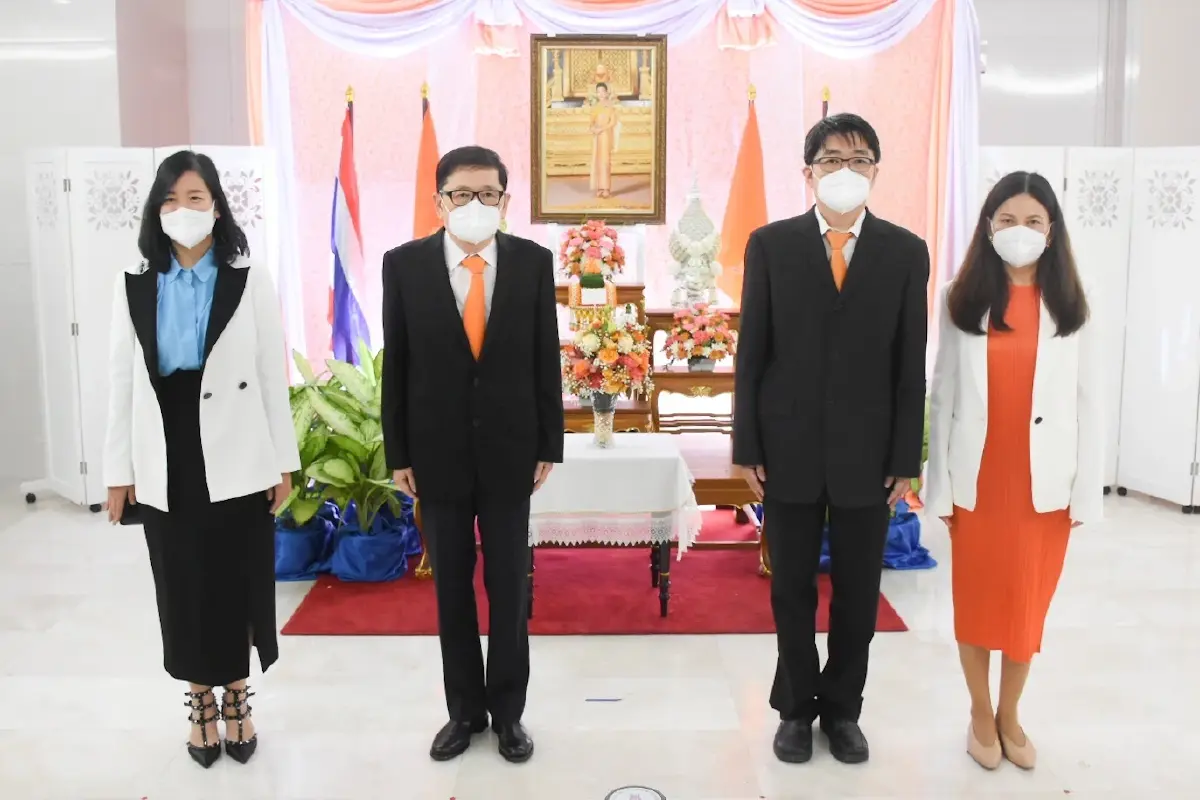 ห้างแว่นท็อปเจริญ นำผู้บริหารและพนักงาน ถวายแจกันดอกไม้หน้าพระฉายาลักษณ์ สมเด็จพระเจ้าลูกเธอ เจ้าฟ้าพัชรกิติยาภา นเรนทิราเทพวดี กรมหลวงราชสาริณีสิริพัชร มหาวัชรราชธิดา