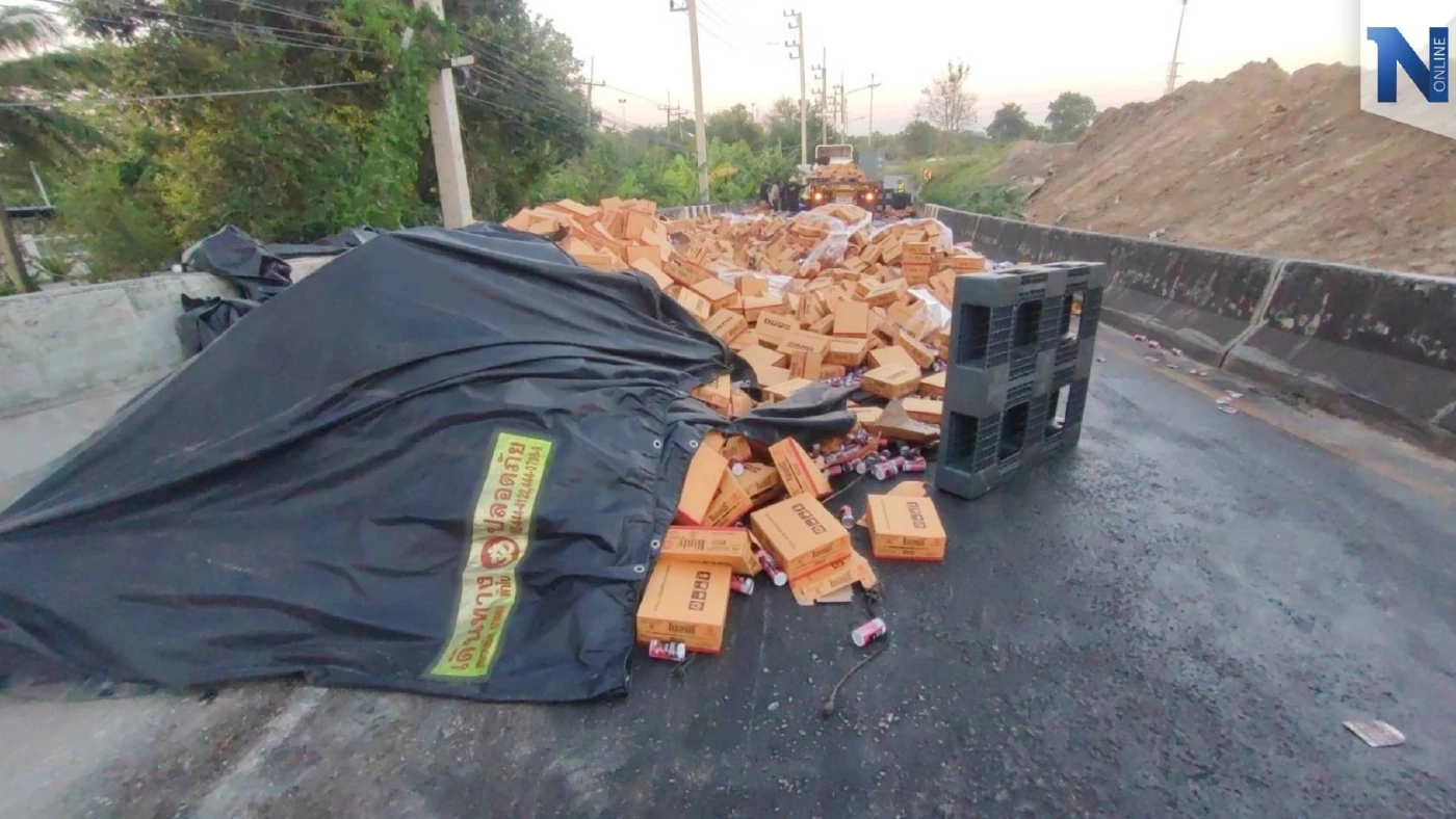 รถบรรทุกเชือกขาด กาแฟกระป๋องเทกระจาดเต็มถนน