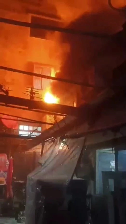 ระทึก! ไฟไหม้ชุมชนวานิชสัมพันธ์กลางดึก เพลิงเผาบ้านเก่าอายุเกือบ 100 ปีวอด