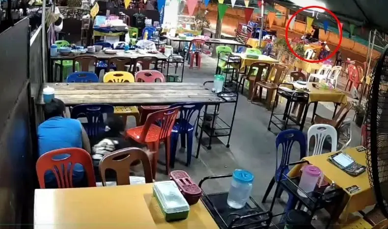 โร่มอบตัว! หนุ่มยิงขู่ร้านปลาร้าบอง อ้าง เจ้าของร้านด่า เลยบันดาลโทสะ
