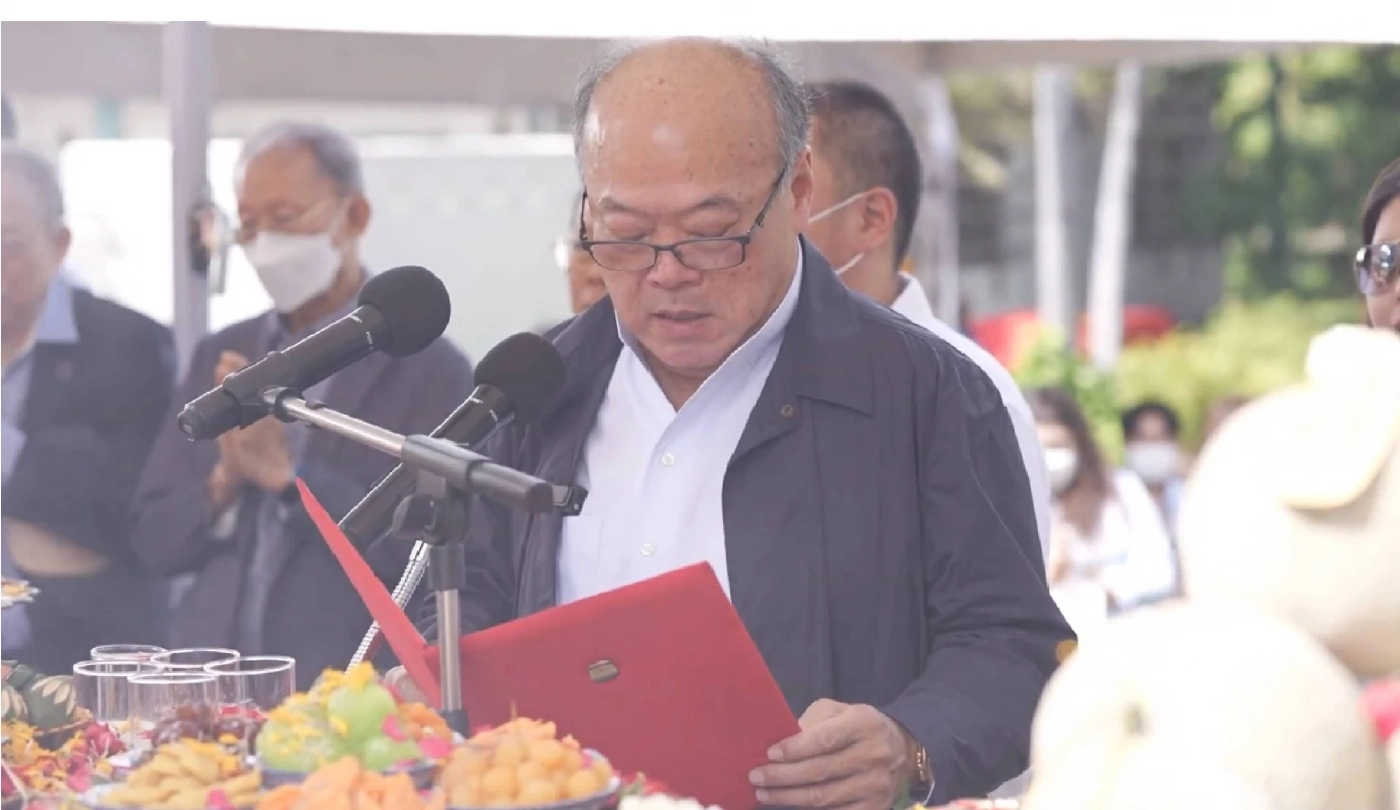 นายคีรี กาญจนพาสน์ ประธานกรรมการบริษัท บีทีเอส กรุ๊ป โฮลดิ้ง ส์ จำกัด  (มหาชน)  พนักงาน สวดอธิษฐานต่อสิ่งศักดิ์สิทธิ์