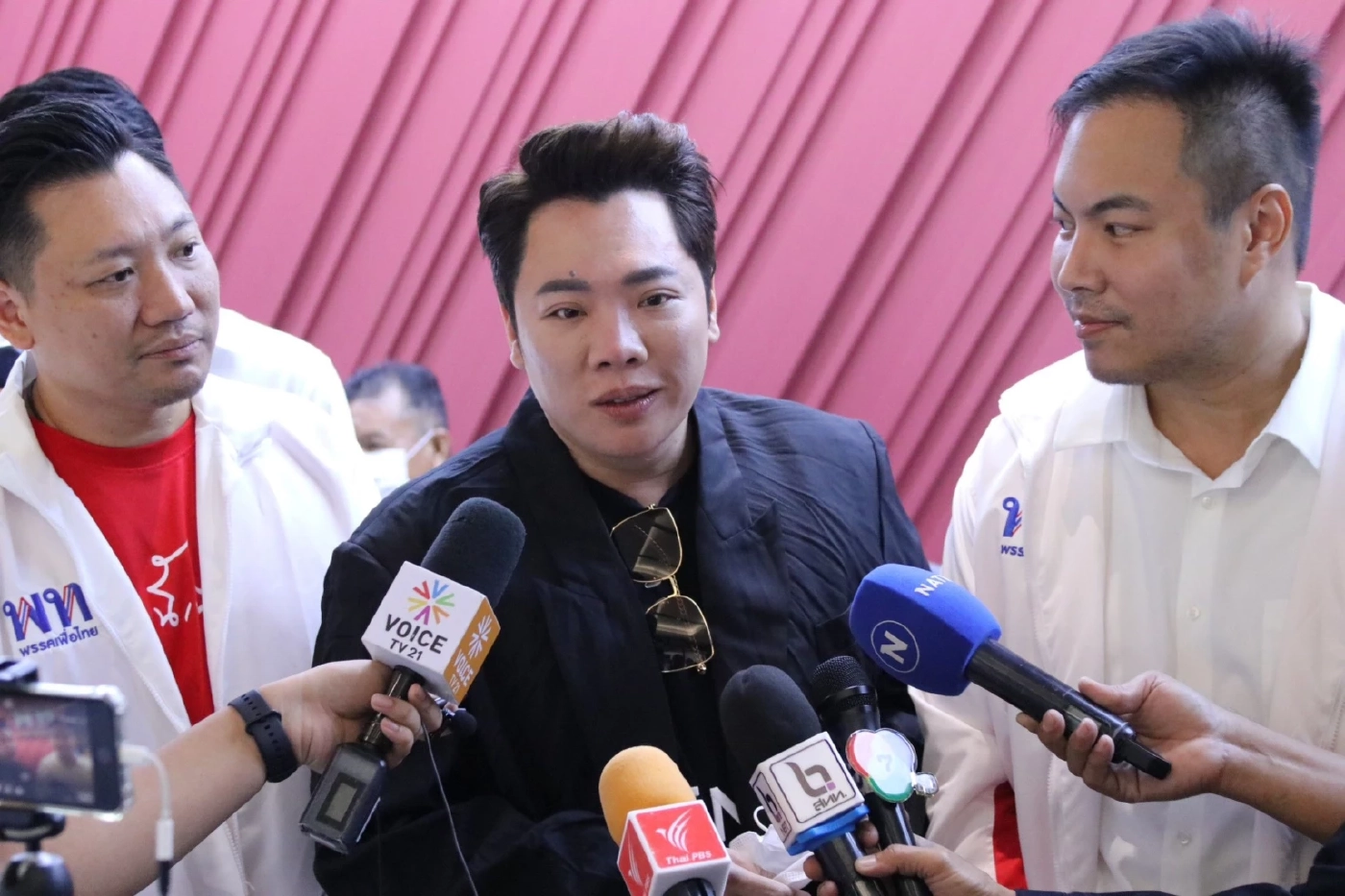 “มดดำ” ส่งน้องชายเสริมทัพชิง ส.ส. เพื่อไทย  ส่วนพ่อ “สุชาติ” จ่อตามมา?