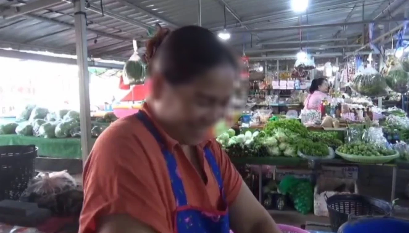 ผวาทั้งตลาด! แก๊งเงินกู้บุกตบลูกจ้างร้านขายผัก แม่ค้าเชื่อทำร้ายผิดตัว