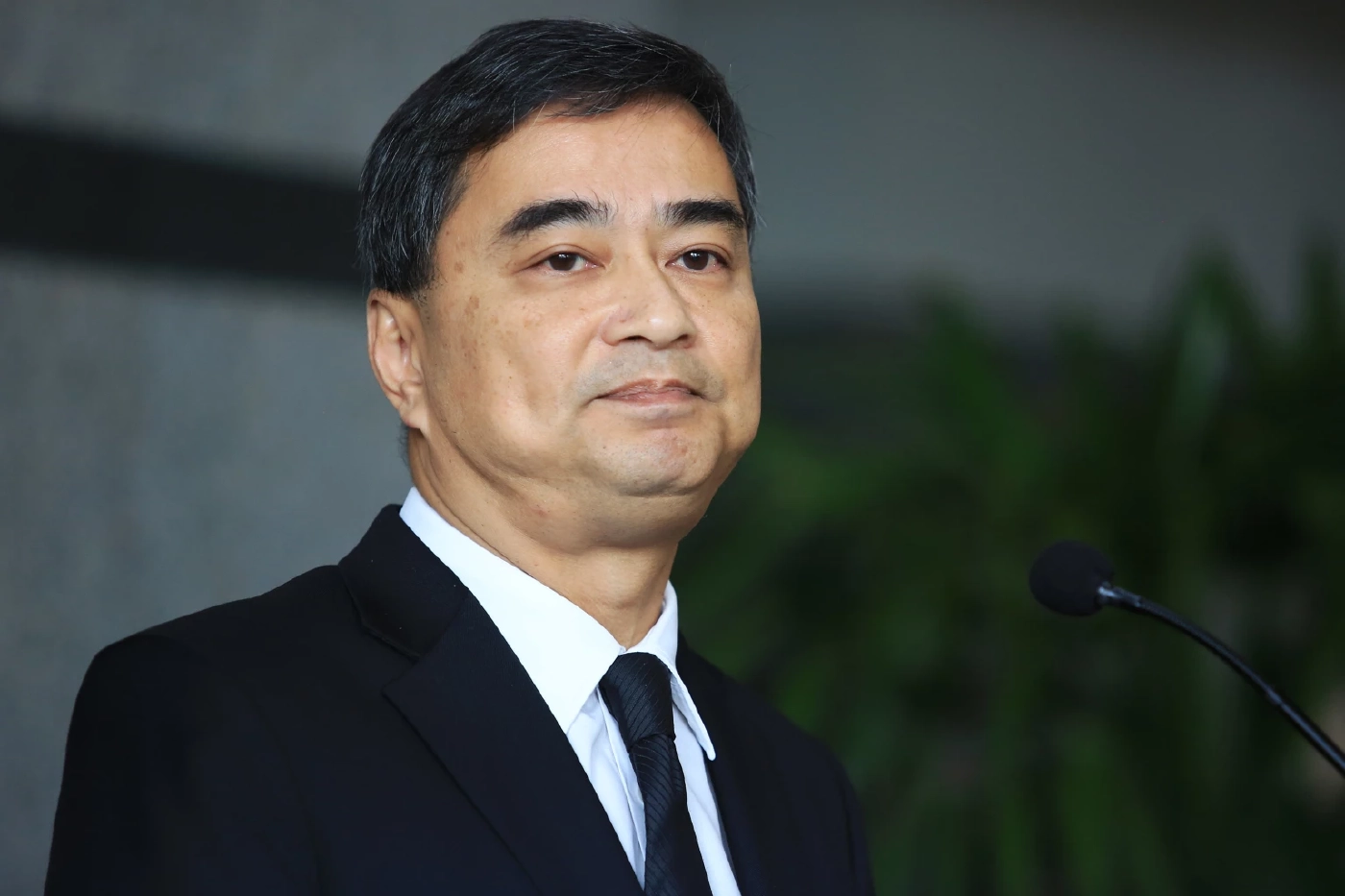 นายอภิสิทธิ์ เวชชาชีวะ 