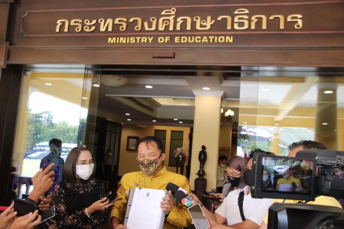"พี่ศรี" ซัด "ครูสาว" ผิดจริยธรรมร้ายแรง บูลลี่ "ป๋าเปรม" ชี้กระทบสถาบันฯ