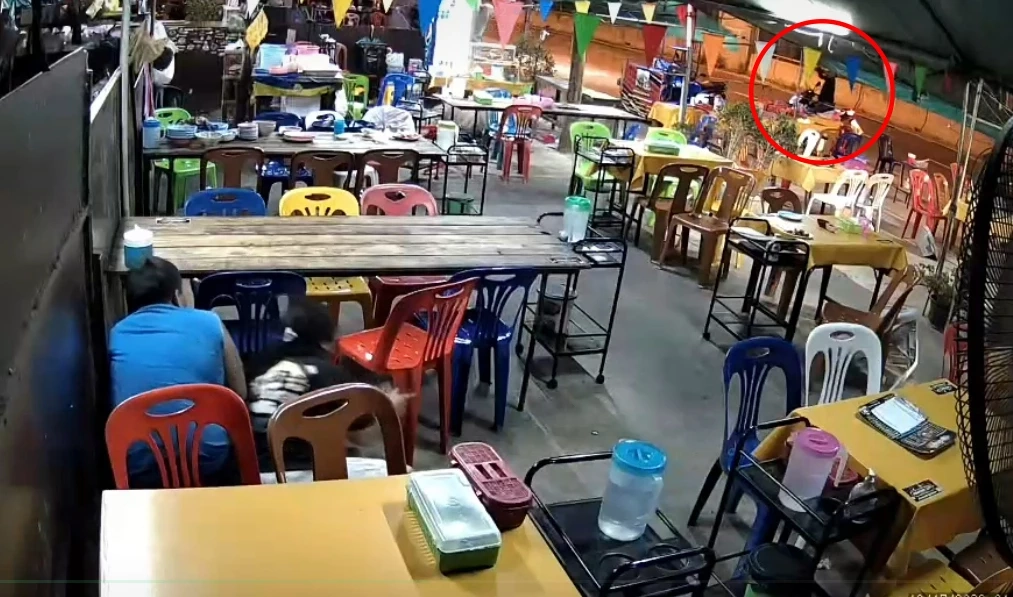 ลูกค้าพากันหลบ หลังหนุ่มหัวร้อนยิงปืนขู่