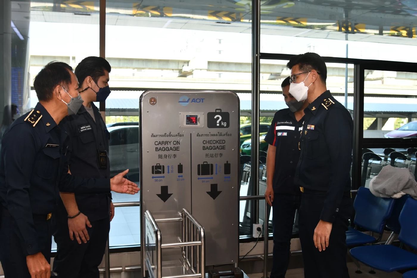 คน. ลงตรวจ เครื่องชั่งน้ำหนักกระเป๋า ทุกสนามบิน  ดูแลผู้โดยสารเดินทางปีใหม่