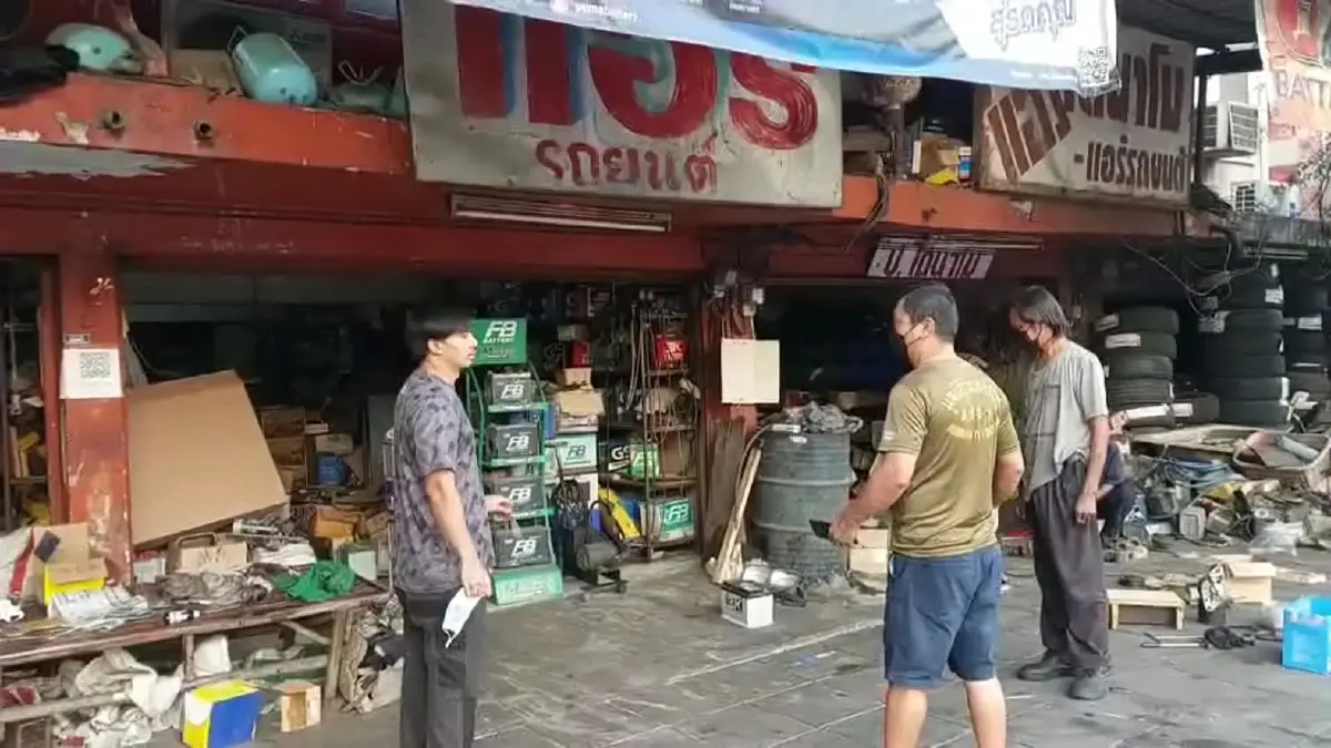 เจ้าของร้านกำลังเล่าถึงเหตุการณ์โจรแสบเข้าไปฉกแบตเตอร์รี่